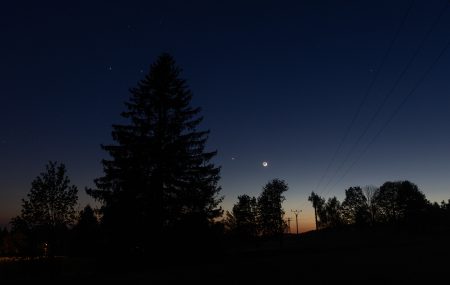Měsíc a Venuše 18. 5. 2026 ve 22:08 SELČ, Canon R6MkII, Sigma 24 mm f2,8, ISO400, 1 sekunda
