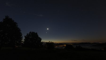 Měsíc na dVenuší a Regulem ve Lvu 19. 9. 2025, 5:19 SELČ, Canon R6MkII, Sigma 24 mm f2,8.