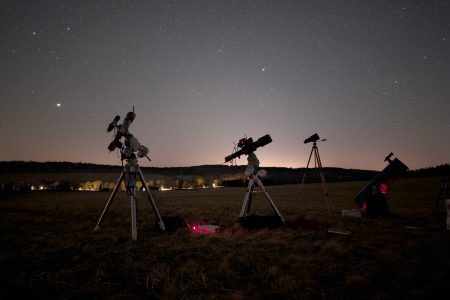 Momentka mobilem Pixel 8 Pro. Vlevo HEQ-5 s WO72, dále EQ-6 OnStep s WO FLT98/510, binokulár Celestron 20×80 a dobson GSO 250/1250 mm.