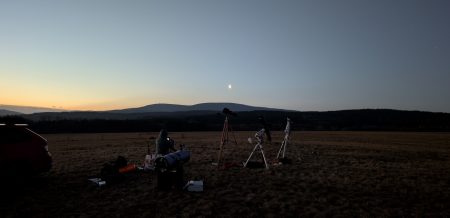 Momentka z 5:38 na začátku občanského svítání. Nad Jizerkami Měsíc, vpravo u kraje Antares.