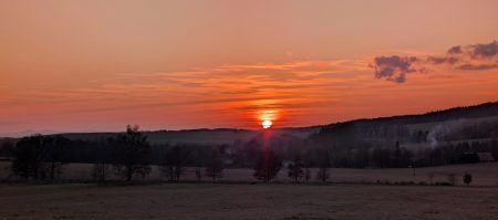 Večerní panorama 12. 3. 2026 zapadajícího Slunce nad Řasnicí.