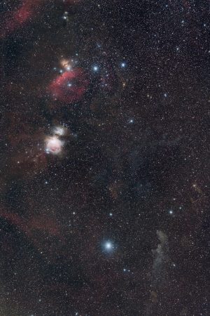Jihozápadní část Oriona na 42 expozicích při ISO 1600 Canonem 6D se Samyangem 135 mm (clona 2,2, aby byly hezčí hvězdy než na clonu 2). Montáž Vixen Polarie.