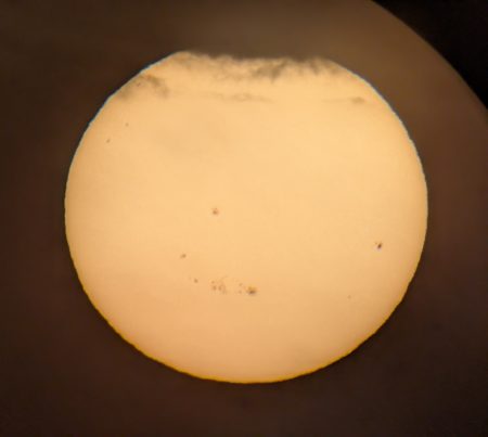 Slunce konečně vykouklo a byly vidět všechny skvrny. Mobilem přes AR102 mm s okulárem 56 mm.