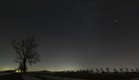 Panorama u odbočky na Řasnici u Nového M. p. Smrkem ukazuje, že už jen za ten pohled na hvězdy ten výlet stál. Canon R6Mk2 a Sigma 24 mm f2,8 ISO3200 8sekundové expozice (MaG)