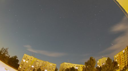 Jasná Perseida prolétla ve 23:46 SELČ krátce poté, co se začalo vyjasňovat a postavil jsem celooblohovku na severní okno bytu. Canon 6Dmod a Sigma 8 mm 9. 8. 2025 ve 23:46 SELČ
