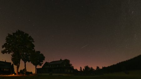 Perseida na panoramatu pořízeném hned po příjezdu na Jizerku 11. 8. 2024, čas pořízení 22:08 SELČ, Sigma Art 35 mm f2,8. Dole slabá červená záře počínající aurory. Autor: Martin Gembec