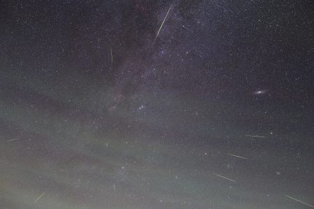 Perseidy 2023 z Jizerky 12./13. 8. 2023. Meteory se vlivem perspektivy zdánlivě rozlétají ze souhvězdí Persea. Na snímku vidíme výrazný pruh Mléčné dráhy. Poblíž radiantu roje (místo odkud se meteory rozlétávají) vidíme dvojitou otevřenou hvězdokupu v Perseu. Vpravo uprostřed je viditelný jasný podlouhlý flíček, to je slavná galaxie M31 v Andromedě. Další galaxii, M33 v Trojúhelníku, najdeme jako slabší obláček dole vpravo. Šikmé zelené pruhy představují airglow, slabě vyzařující plyn ve vysoké atmosféře.Foto: Martin Gembec, Canon 6D + Sigma 35mm, clona 2,2, do jednoho snímku v délce 60 s bez oblačnosti byly z celé série registrovány zachycené meteory do míst, kde zazářily. Většina spadla od 23:45 do 0:25, poslední v 0:45 SELČ.