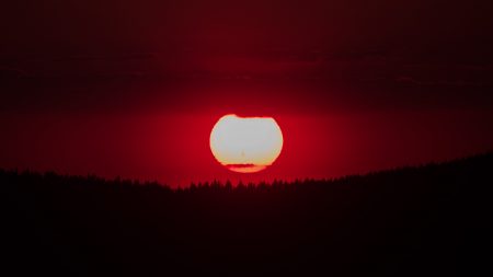 Slunce 8. 5. 2024 ve 20:26 SELČ asi 0,5° nad obzorem přes dalekohled WO FLT98 v ohnisku 512 mm, 1/4000 s, ISO50, Canon 6Dmod.