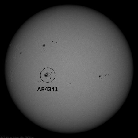 Slunce se skvrnami a vyznačenou aktivní oblastí AR4341 18. ledna večer. Zdroj: NASA/SDO/HMI.