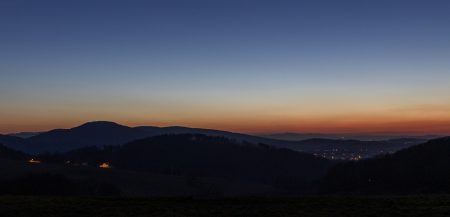 Na ořezu záběru přes 24mm objektiv je docela pěkně vidět Venuši u obzoru, vpravo nahoru od ní Merkur a vlevo nahoru od něj Saturn.