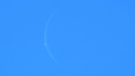 Venuše začíná vstupovat za Měsíc. 19. 9. 2025, 14:10:28 SELČ. Kamera ZWO ASI294MC Pro v ohnisku 512 mm WO FLT98. Ořez, nezmenšeno.