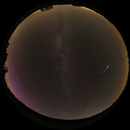 Bolid a dohasínající polární záře 13. 8. 2024 ve 2:01 SELČ, Sigma 8 mm f4, Canon R6 MkII, ISO8000, 13 s, autor: Martin Gembec