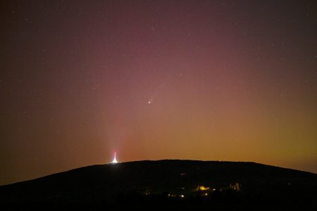 Kometa s Ještědem a polární září v ohnisku 135 mm, foto: maG