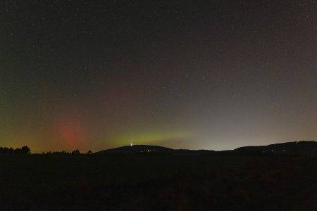 Polární záře a Ještěd 18. 10. 2025 21:41 SELČ, Canon R6MkII, Sigma 24 mm, 2 s, ISO6400
