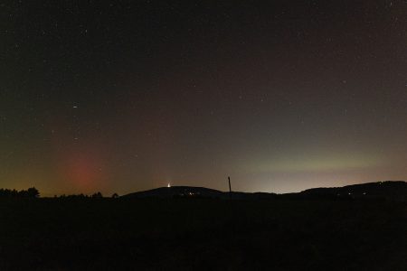 Polární záře a Ještěd 18. 10. 2025 21:42 SELČ, Canon R6MkII, Sigma 24 mm, 2 s, ISO6400