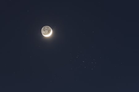 Měsíc u Plejád
