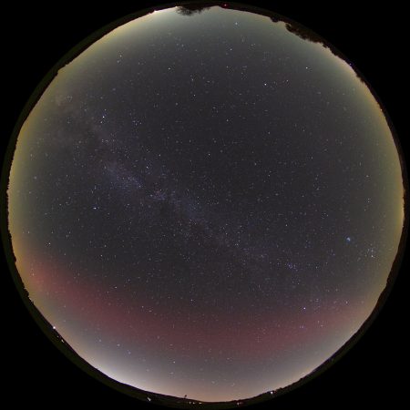 Polární záře dohasíná, 18. 10. 2025, 22:10 SELČ, Canon 6Dmod, Sigma 8 mm@f4, 30 s, ISO1600