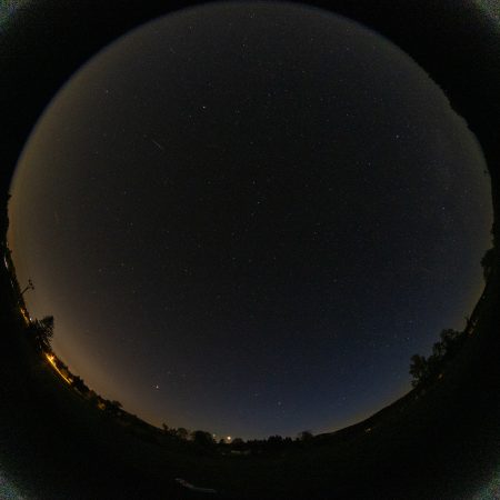 Měsíc a Venuše 18. 5. 2026 ve 22:59 SELČ, Canon R6MkII, Sigma 8 mm f8, ISO3200, 10 sekund