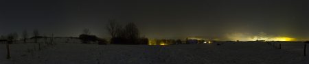 Panorama krajiny (západ, jih a východ) nad obcí Krásný Les. Sigma Art 35 f2.2, Canon 6D, 5s expozice, ISO3200. Foto: MaG