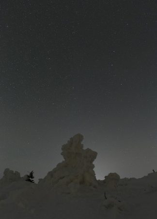 Širokoúhlý záběr s kometou. Na snímku jsou také Velký a Malý vůz, takže snad se podle nich zorientujete a kometku si sami zkusíte najít. Jde o panoramu 4 snímků objektivem Sigma 35 mm/f2,2, Canon 6D, expozice 10 sekund, ISO 6400.