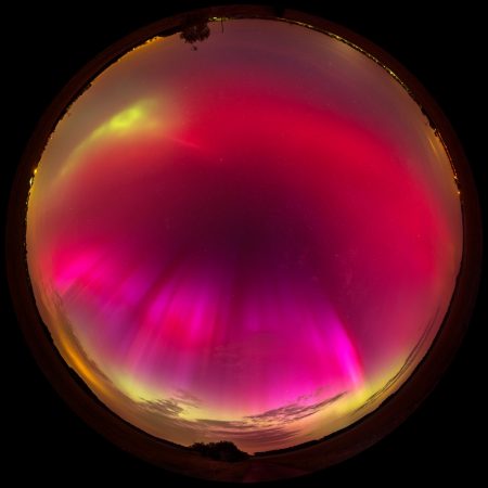 Polární záře 11. 5. 2024 na celooblohovém panoramatu, laskavě poskytl Martin Myslivec