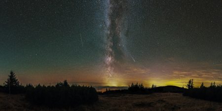 Širokoúhlé panorama společně s Mléčnou dráhou, kometou a meteorem, Canon 6D, Sigma 24mm f/1.4, 4000 ISO, f2.8, autor: Jakub Kuřák